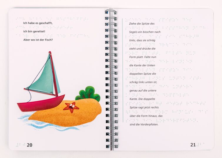Buchseite von "Kim und das Zauberhäschen": rechts ist Text in Schwarz- und Brailleschrift; links, eine taktile Abbildung von einem Segelboot am Strand und einem Seestern