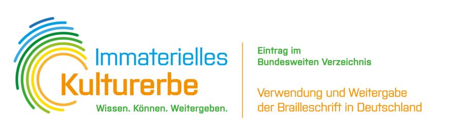 Logo in Orange/Gelb/Grün/Blau auf Weiß: Links 8 ineinanderliegende Kreissegmente, Text: "Immaterielles Kulturerbe", "Wissen.Können.Weitergeben."  rechts: "Eintrag im Bundesweiten Verzeichnis", "Verwendung und Weitergabe der Brailleschrift in Deutschland"