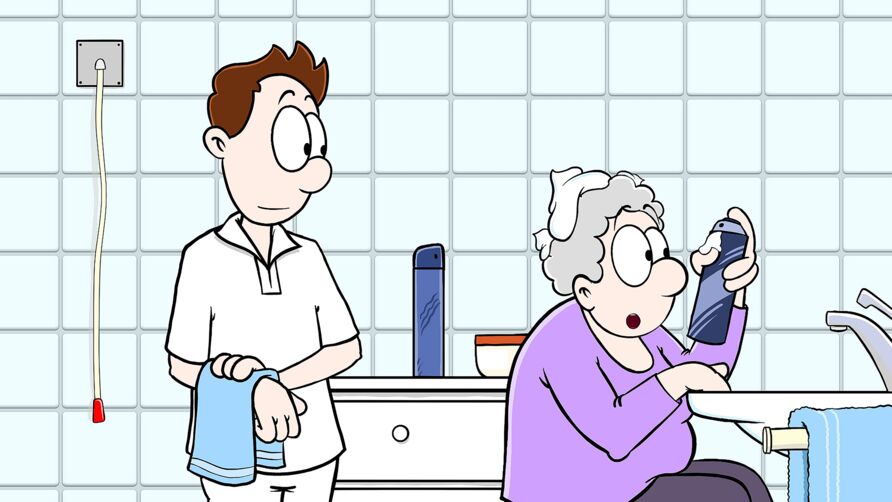 Illustration: In einem Badezimmer sitzt rechts eine Seniorin am Waschbecken, auf ihrem grauen Haar ein weißer Schaumberg. Sie schaut erschrocken auf die Sprühdose in ihrer Hand. Links, in ihrem Rücken, steht ein Pfleger mit skeptischem Gesichtsausdruck.