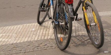 Foto von zwei auf Bodenindikatoren abgestellten Fahrrädern.