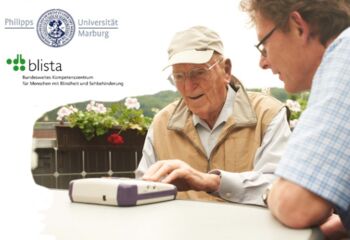 Ein älterer Mann bedient einen Daisy-Player, daneben ein Mann mittleren Alters. Sie sitzen an einem Tisch, im Hintergrund ein Blumenkasten am Balkongeländer. In der linken oberen Ecke die Logos der Philipps-Universität Marburg und der blista.