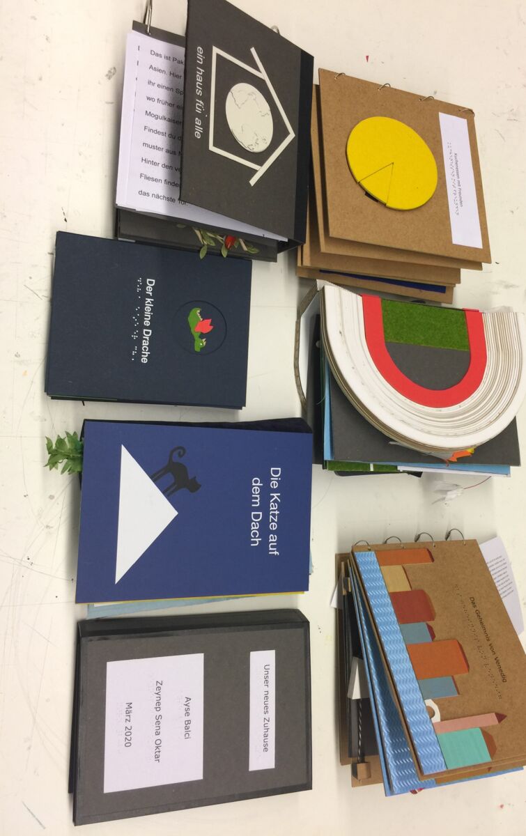 Acht bunt gestaltete Buchprototypen für neue Tastbücher mit vielen aufgeklebten haptischen Elementen, die Studierende des Fachs Modell+Design an der Technischen Universität Berlin mit viel Liebe zum Detail entwickelt haben.