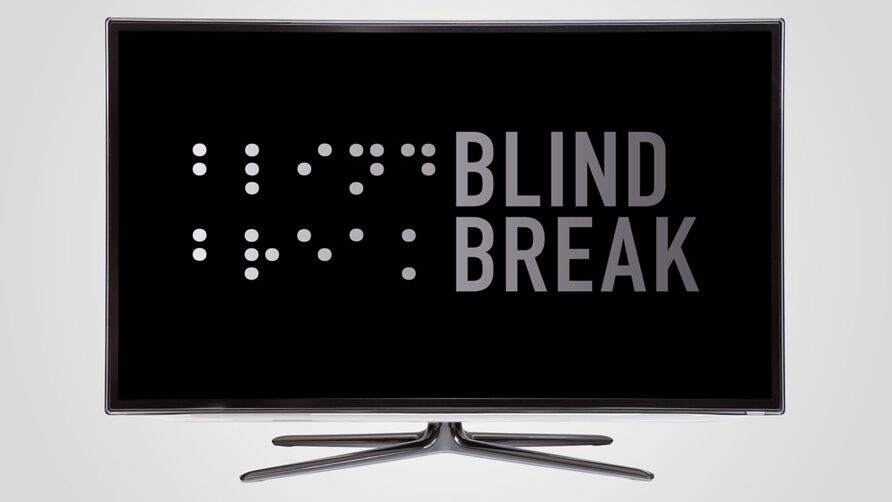 Ein Fernsehgerät, der Bildschirm zeigt auf schwarzem Grund das weiße Blind-Break-Logo. Es besteht aus dem Schriftzug "BLIND BREAK" und links davon den Buchstaben "blind break" in Blindenschrift.