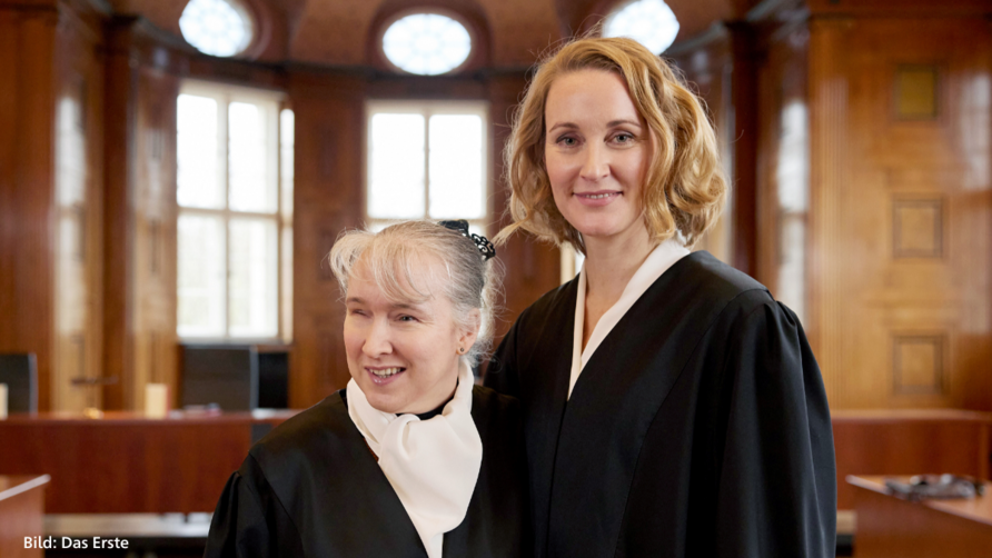 Die Schauspielerin Christina Athenstädt (rechts) und die Anwältin Pamela Pabst jeweils in Anwaltsroben in einem holzgetäfelten Saal.