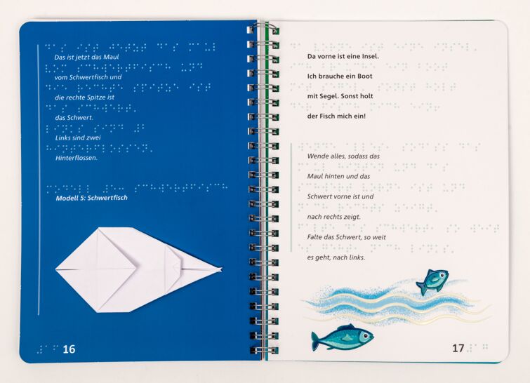 Doppelseite vom Buch "Kim und das Zauberhäschen": links, auf blauem Hintergrund, ist ein Origami-Schwertfisch. Rechts, Text in Braille- und Schwarzschrift und eine taktile Abbildung von zwei Fischen im Wasser