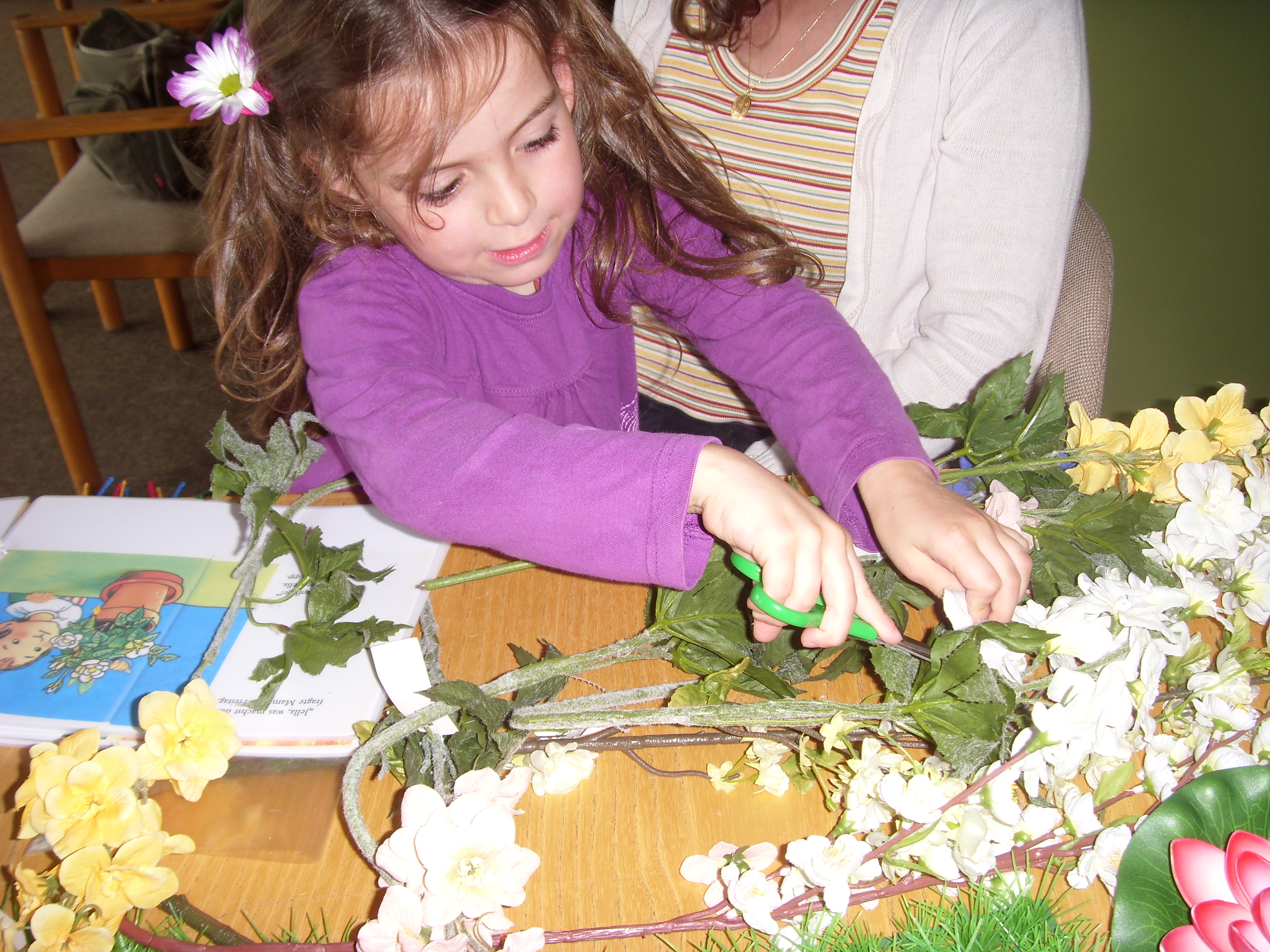 Mädchen schneidet Kunstblumen